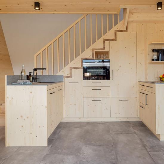 Individueller Innenausbau mit integriertem Küchenbereich in die Treppe von KUHN - Ihr Meisterschreiner