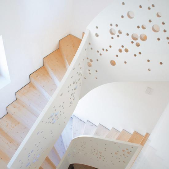 Moderne geschlossene Treppenanlage mit brüstungshohem Designgeländer von KUHN - Ihr Meisterschreiner