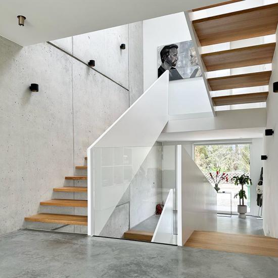 Moderne Treppenanlage mit brüstungshohem Geländer von ballert Holzmanufaktur