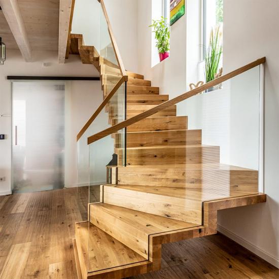 Moderne Faltwerktreppe mit Glasgeländer und Holzhandlauf von Böhlein Treppenbau